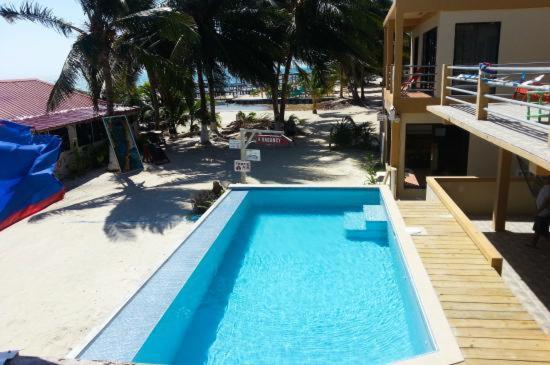 Beach Club Budget Rooms At Popeyes Cayo Caulker Exterior foto