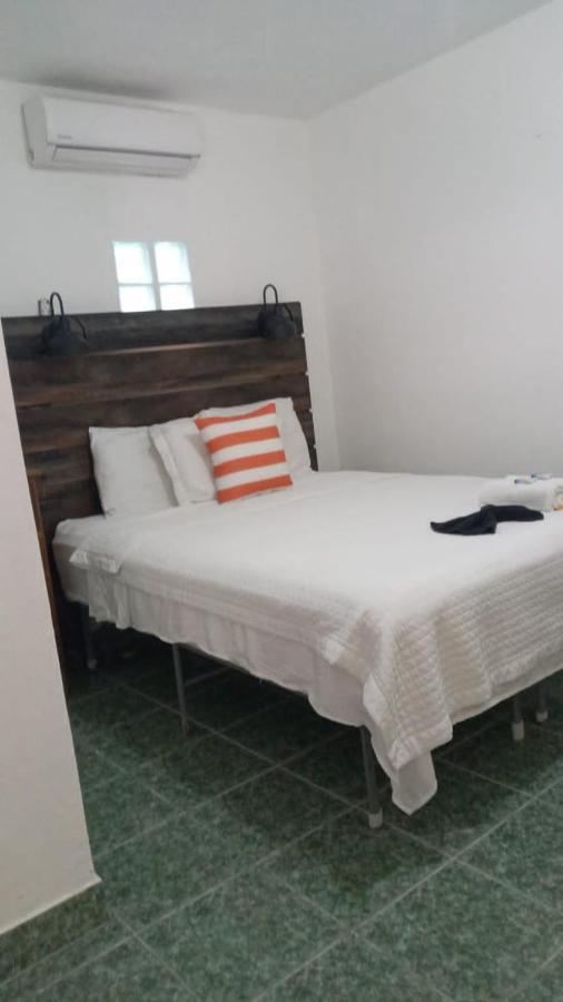 Beach Club Budget Rooms At Popeyes Cayo Caulker Exterior foto