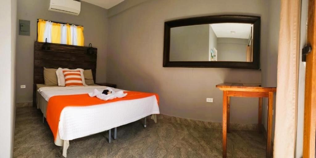 Beach Club Budget Rooms At Popeyes Cayo Caulker Exterior foto