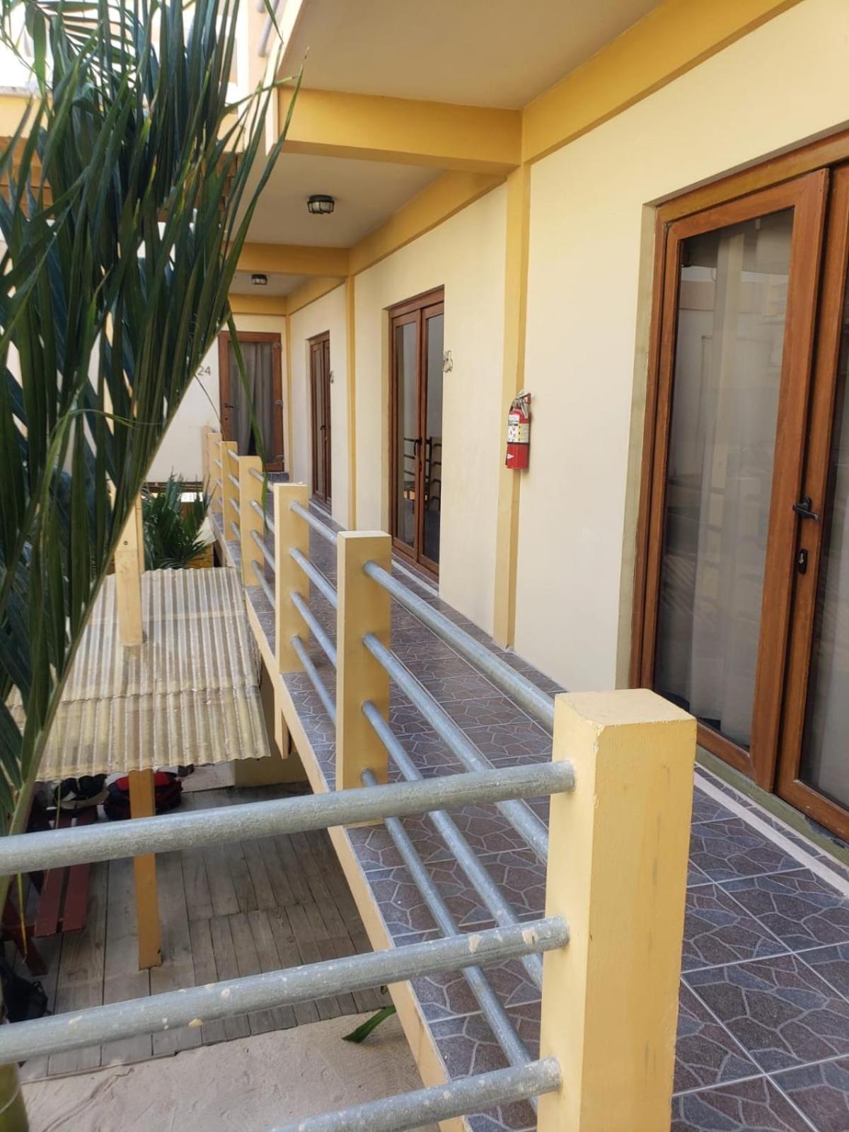 Beach Club Budget Rooms At Popeyes Cayo Caulker Exterior foto