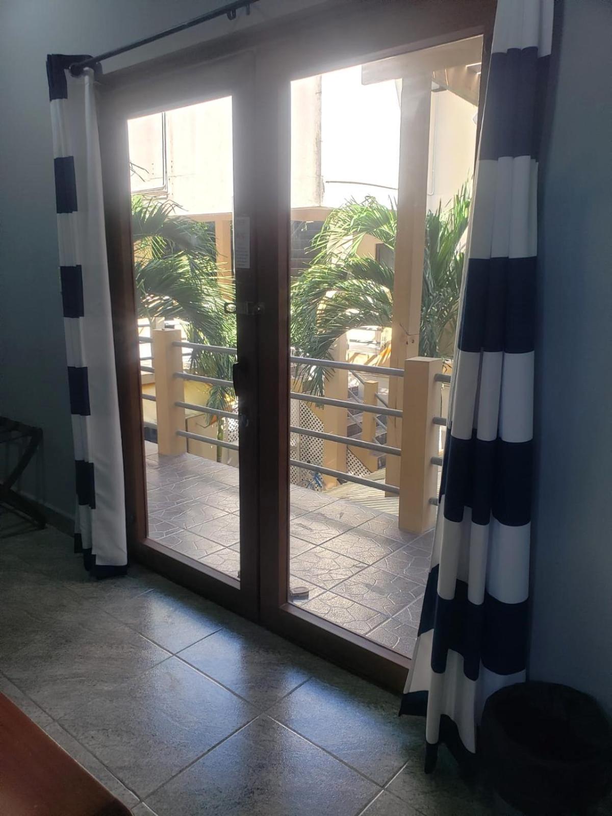 Beach Club Budget Rooms At Popeyes Cayo Caulker Exterior foto
