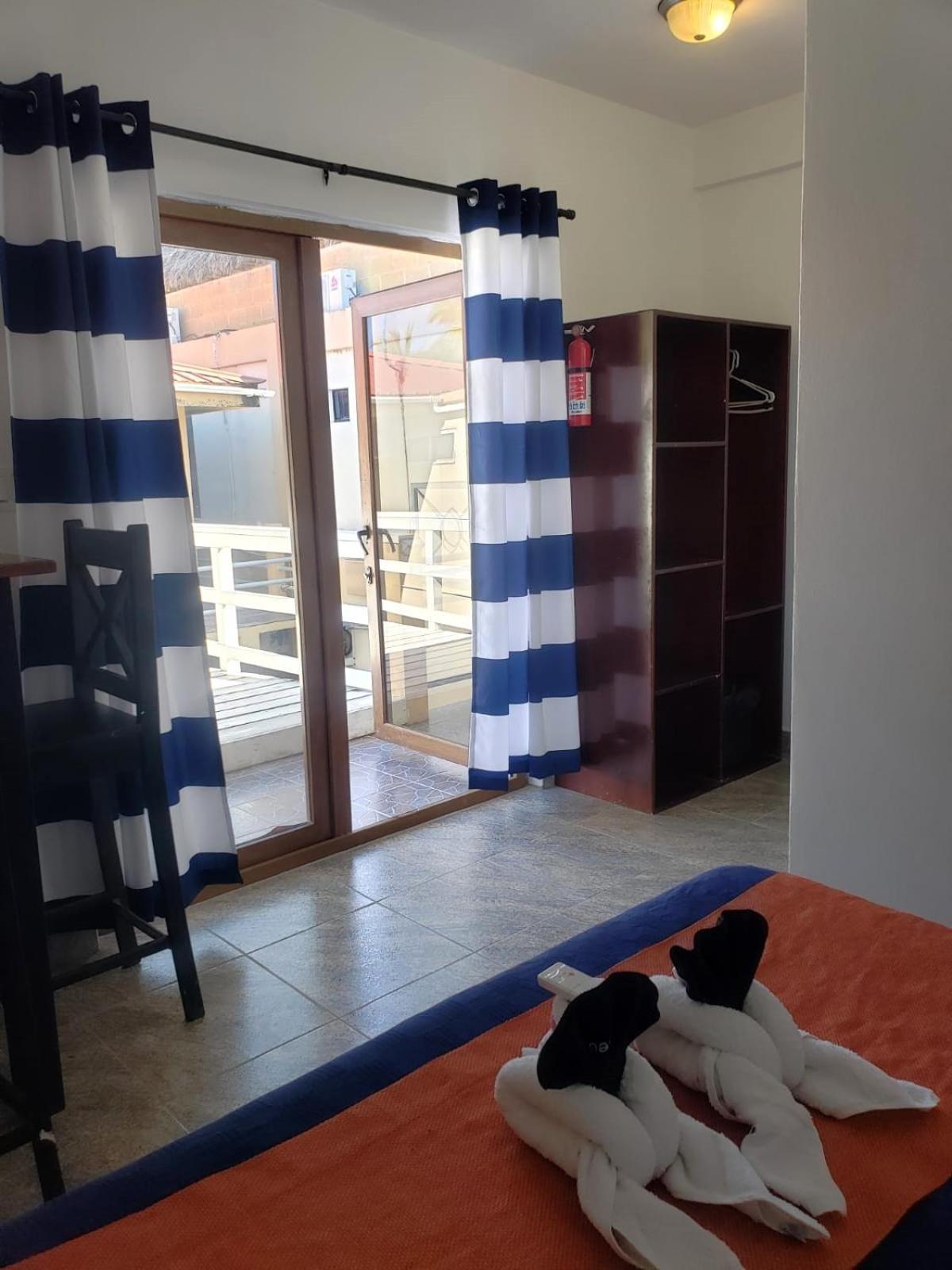 Beach Club Budget Rooms At Popeyes Cayo Caulker Exterior foto