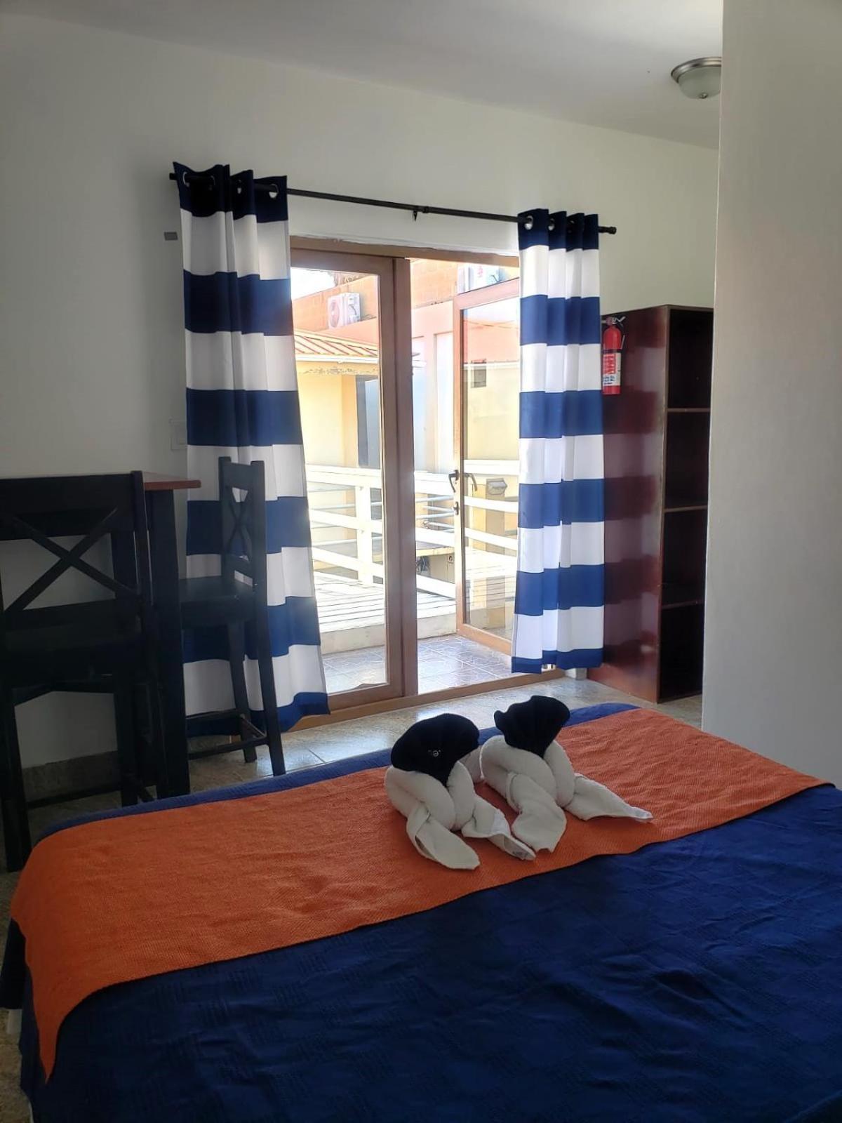 Beach Club Budget Rooms At Popeyes Cayo Caulker Exterior foto
