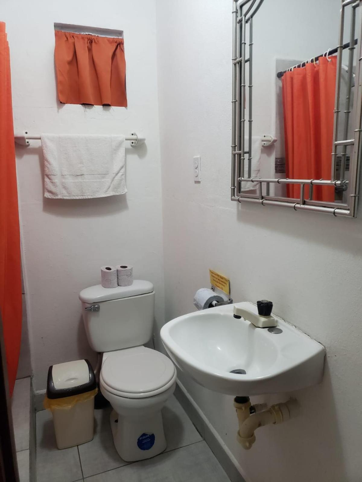 Beach Club Budget Rooms At Popeyes Cayo Caulker Exterior foto