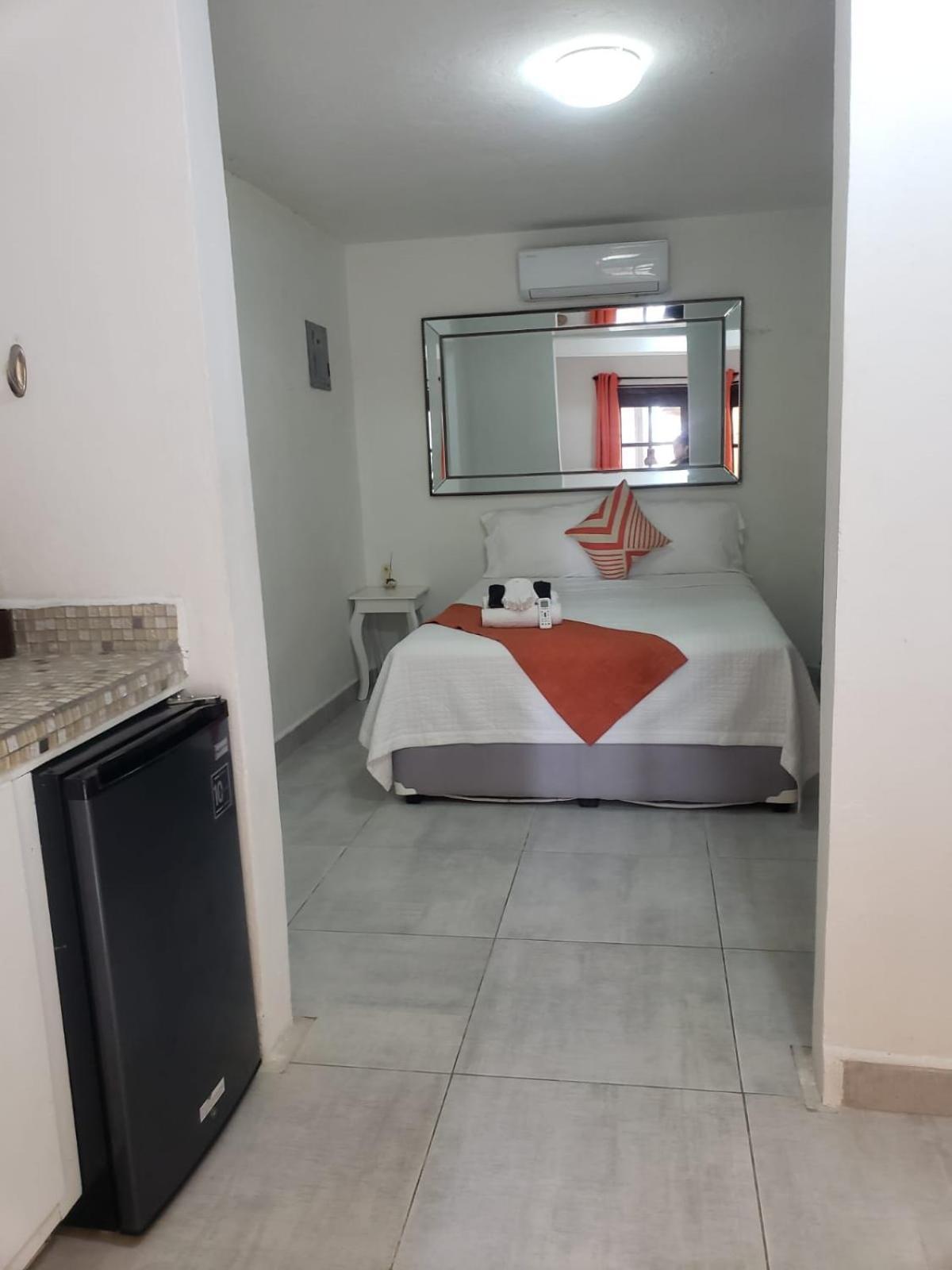 Beach Club Budget Rooms At Popeyes Cayo Caulker Exterior foto